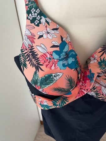 Schicker Badeanzug Gr. 44 Floral Print schwarz neuwertig