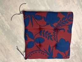 Sitzkissen mit blau roten Blumenmuster