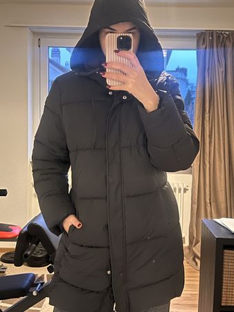 Schwarze Winterjacke mit Kapuze, Grösse M, Top Zustand!