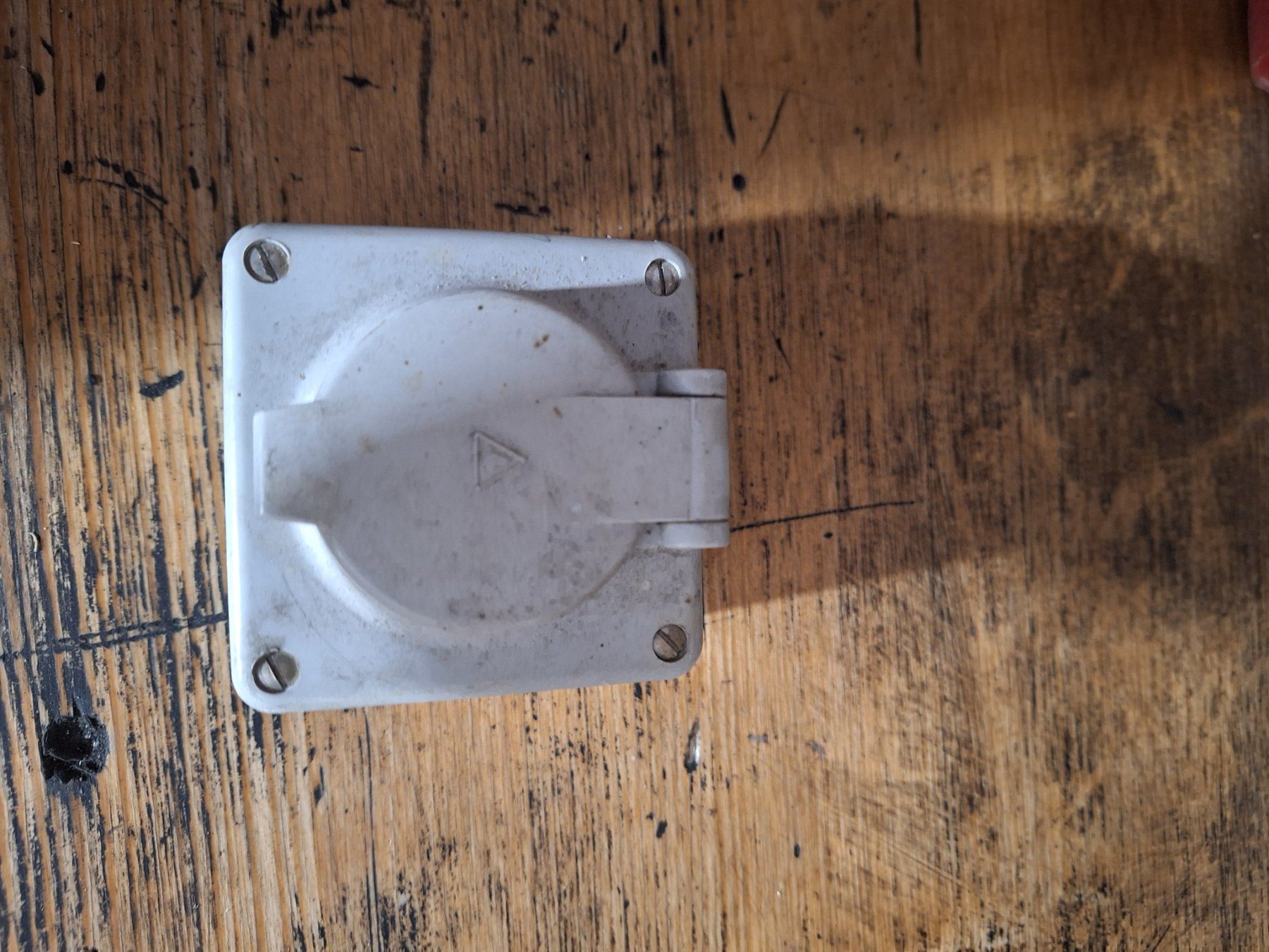 Spine: Steckdose Aufputz IP55 mit Klappdeckel gebraucht – Usato da Recherswil venduto da Toby.sk55