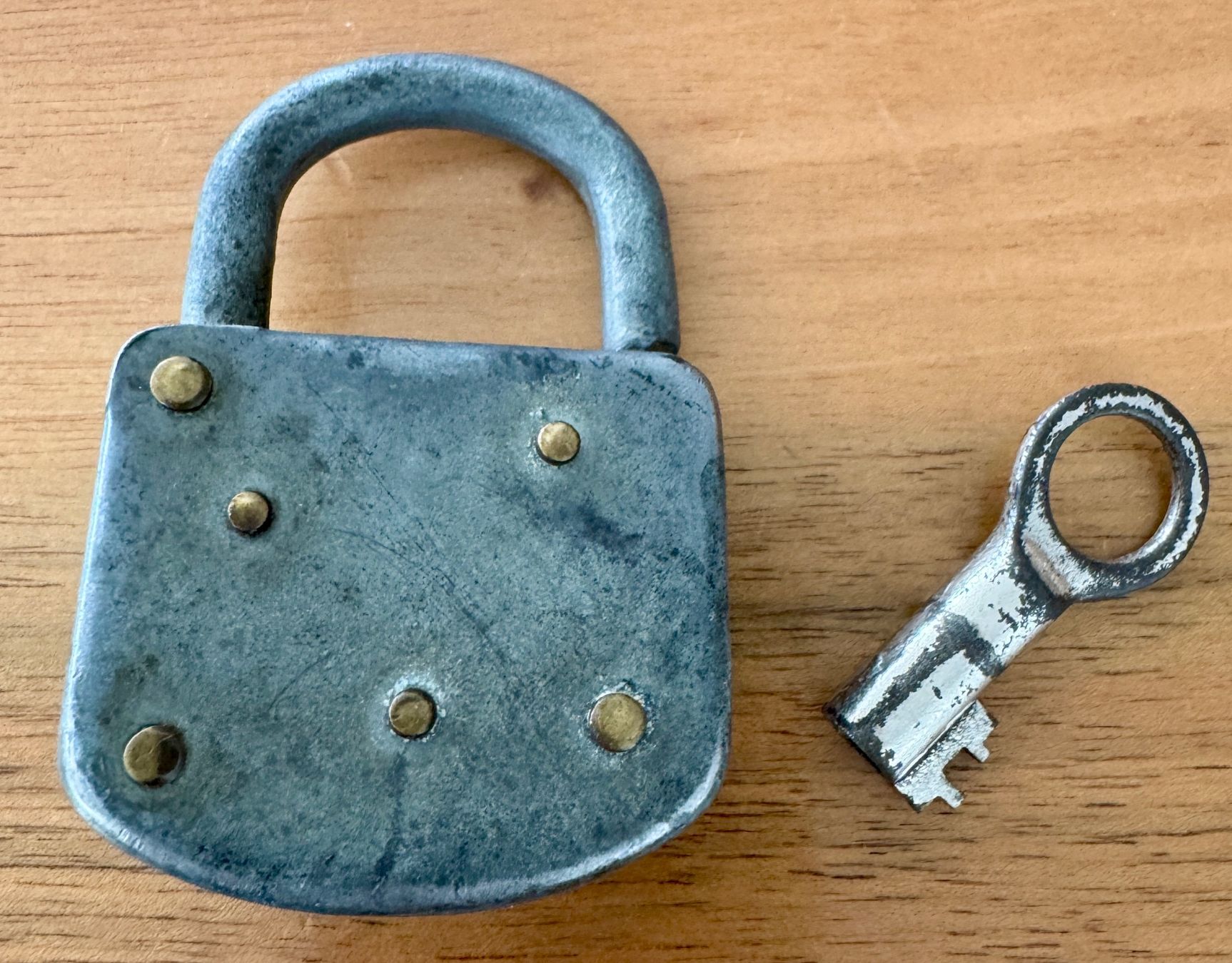 Lucchetti: Antikes Vorhängeschloss m. Schlüssel – Usato da Rothrist venduto da Luckywinner 5