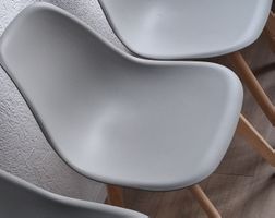 Esszimmerstuhl Design grau Holzbeine, schrauben locker