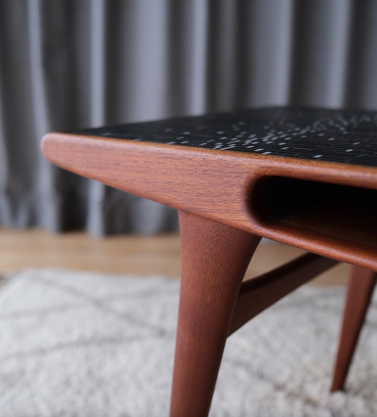 Tavoli: Large teak "smile" coffee table, Denmark 1960,s – Usato da Bern venduto da Zmodern_VIN 7