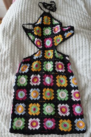Robe crochet broderie multicolore – Taille S