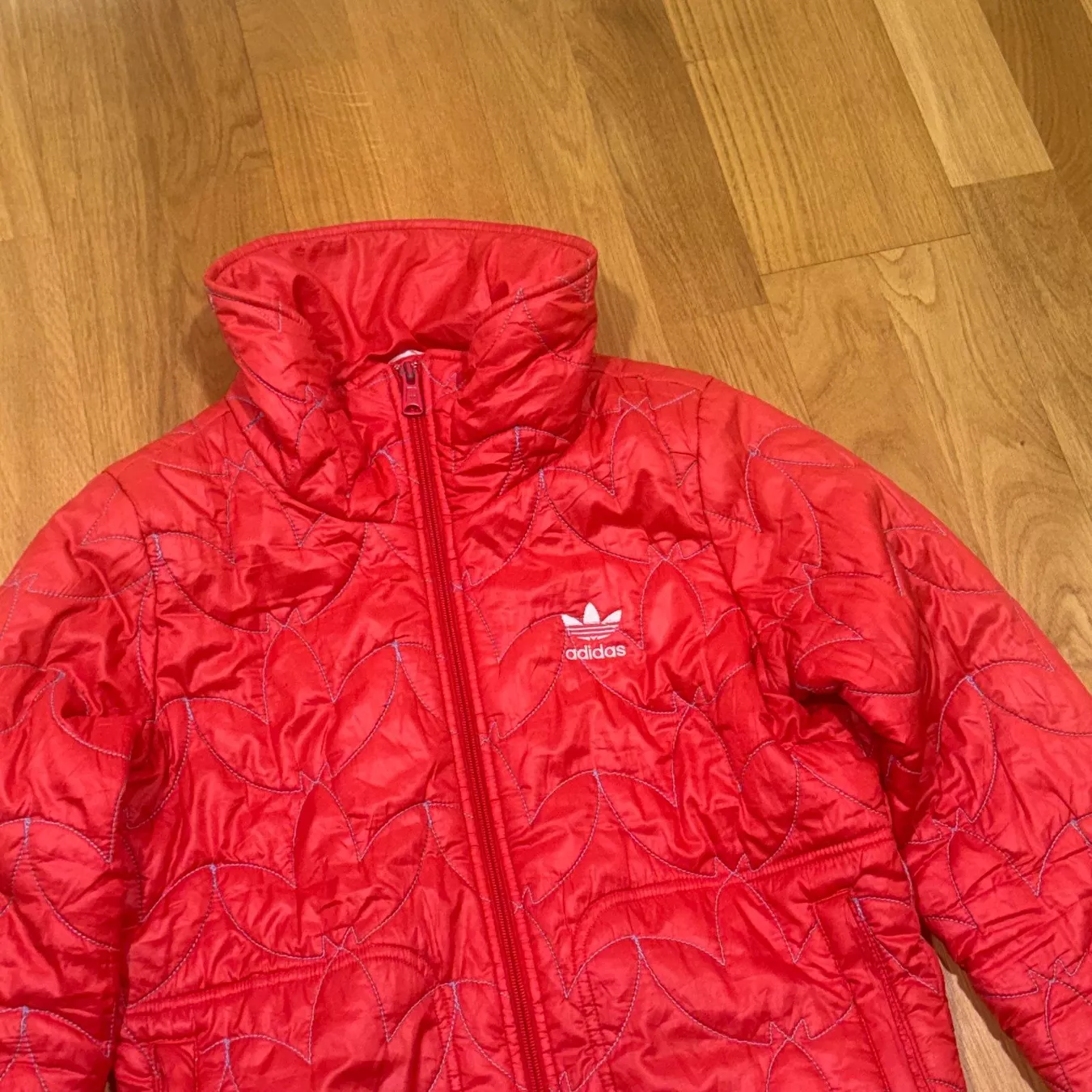 Adidas Jacken: Adidas Y2K red pattern rain jacket – Gebraucht aus St. Gallen von sourced_limited 1