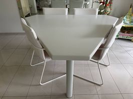 Schöner weisser Tisch