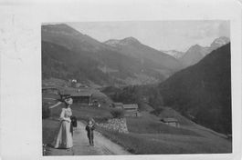 Davos (GR) – Frau und Kind im Alptal