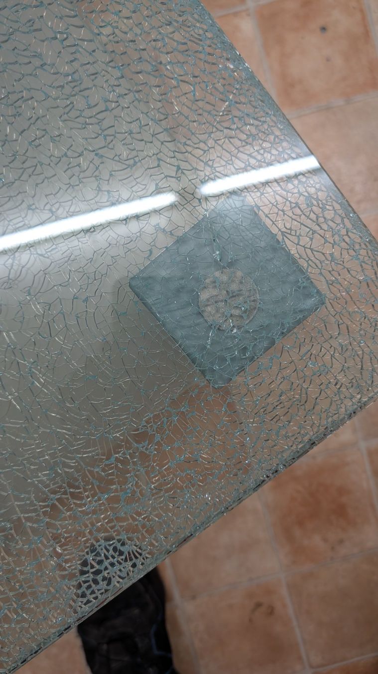 Tische: Glastisch mit strukturierter Oberfläche – Gebraucht aus kehrsatz von Flaedlis 2