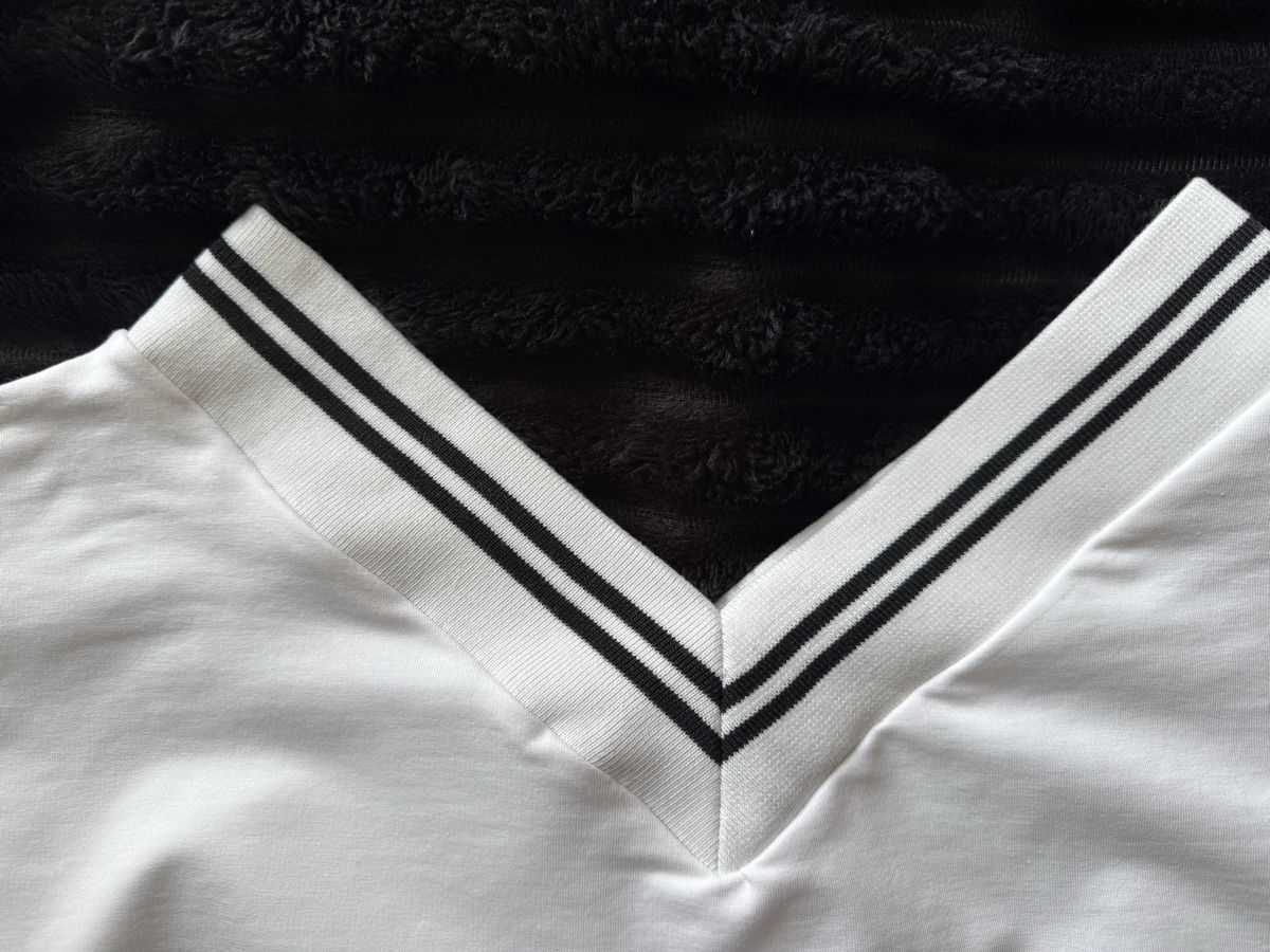 Maglioni & Felpe: Pull oversize blanc col V liseré noir – taille S – Usato da Ballaigues venduto da stef1972 1