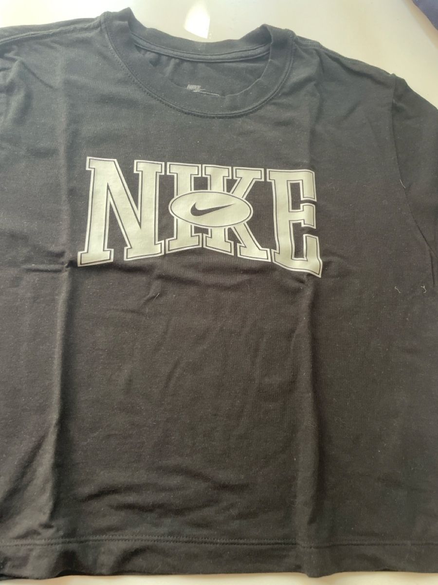 Nike T-shirt: Nike T-Shirt Schwarz – Usato da Hägglingen venduto da _Mel4nie_