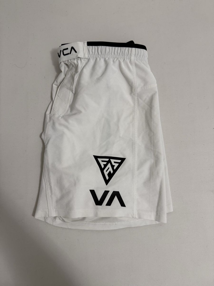 Lotti di vestiti: RVCA Grappling Shorts Weiß – Usato da Bern venduto da dav_gm8h