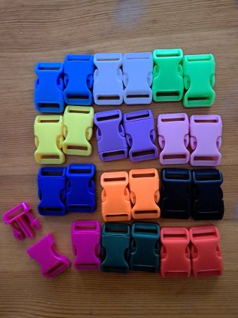 Steckschnallen 24 Stück ( 2 pro Farbe) Kunststoff neu