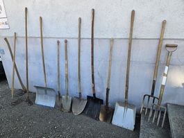 Gartengeräte Set Schaufeln Rechen Gabeln diverse Stücke