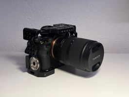Sony Alpha 7 S II mit Tamron 17-28mm f/2.8 und viel Zubehör.