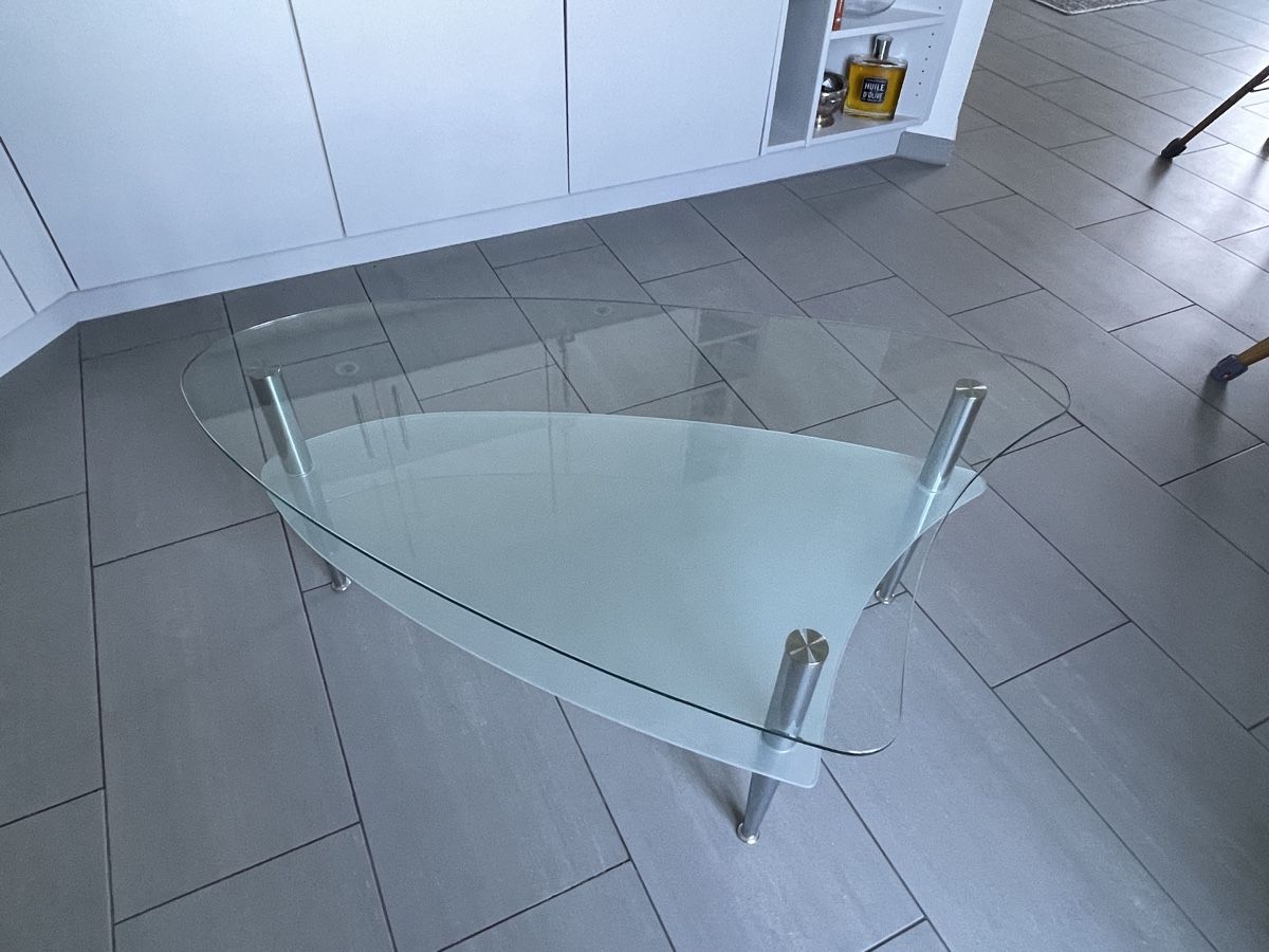Tische: Moderner Glas-Couchtisch mit Edelstahlfüssen, Top! – Gebraucht aus Gunten von slu_p5p8