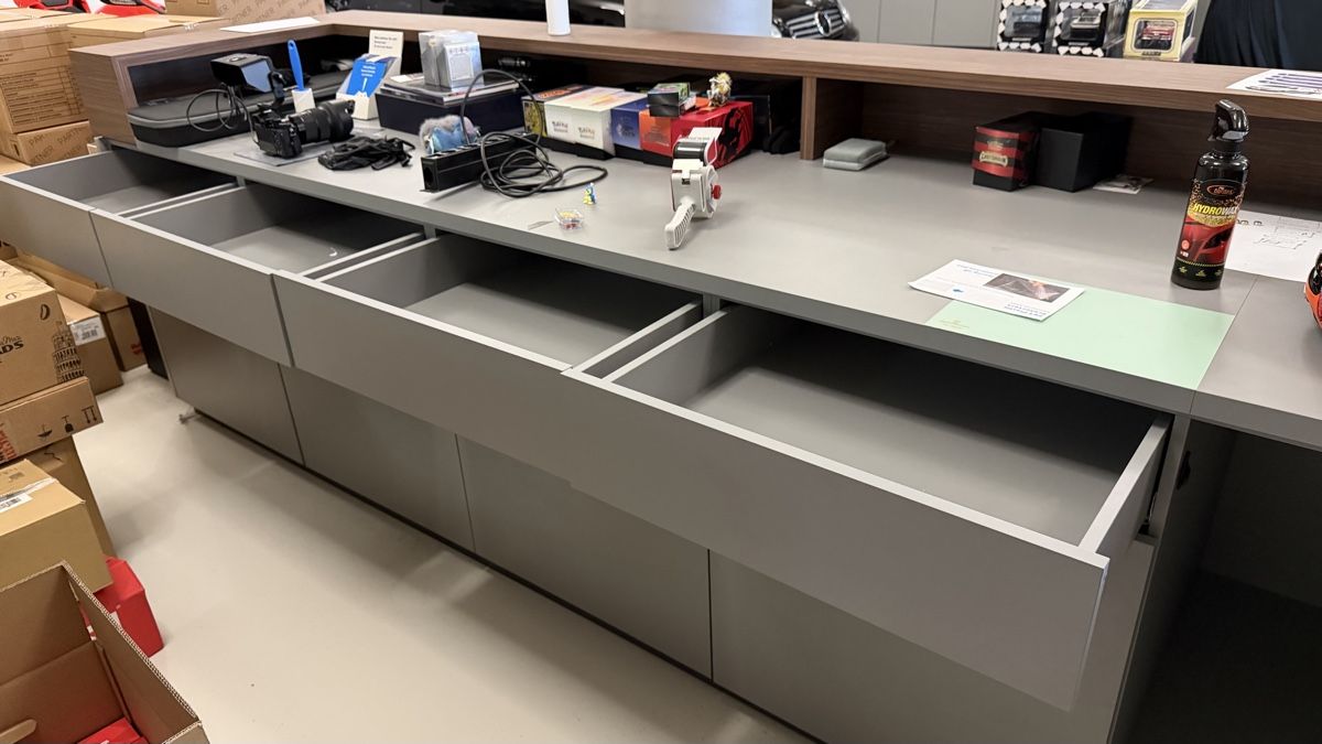 Allestimento di negozi e stand fieristici: Empfang Vintrine Theke mit 3 Stühle – Usato da Winterthur venduto da ric_6jyz 3