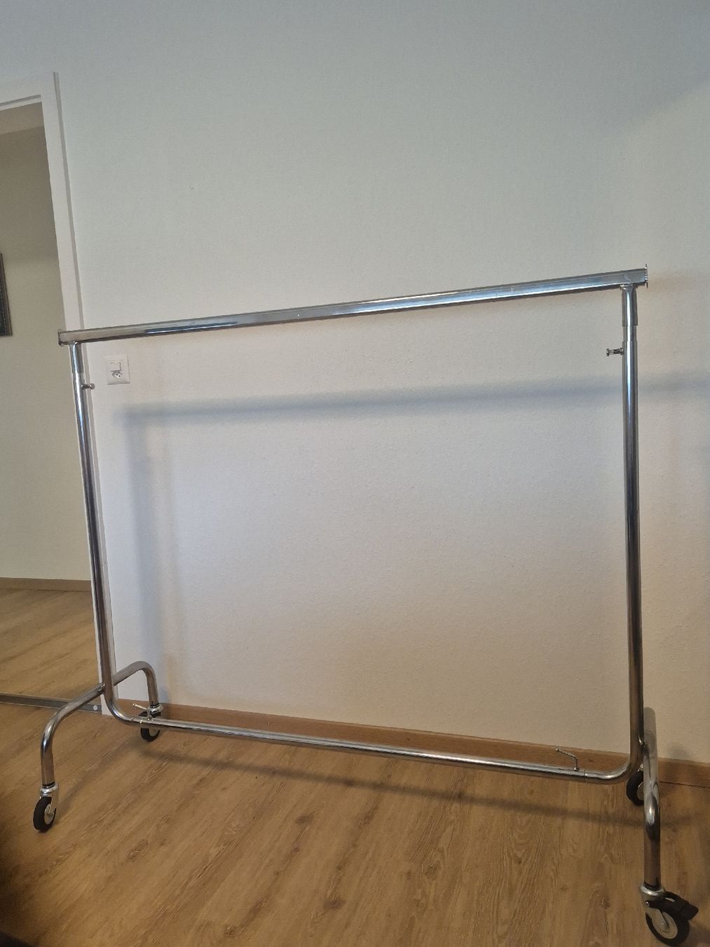 Sonstige Dekorationen & Accessoires: Kleiderstange Chrom mit Rollen plus ausziehbar – Gebraucht aus Emmen von westvirginia