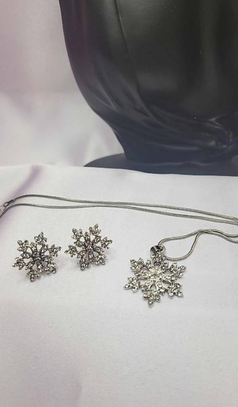 Altri gioielli: NEUE Schmuck Set mit Schneeflocken – Nuovo e nell'imballaggio originale da Hellbühl venduto da d.d.d.125 3