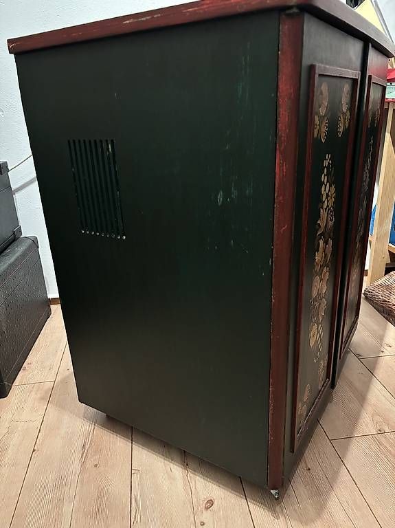 Büffets: Joli buffet peint à la main – Gebraucht aus Combremont-le-Grand von papillon710 2