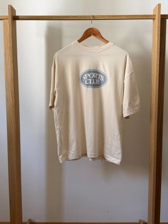 SPORTS CLUB Logo T-Shirt im Vintage / Streetwear Style