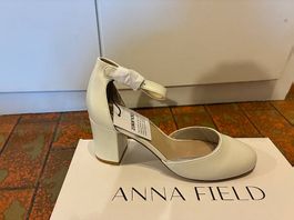 Deux paires de chaussures de mariage non portées