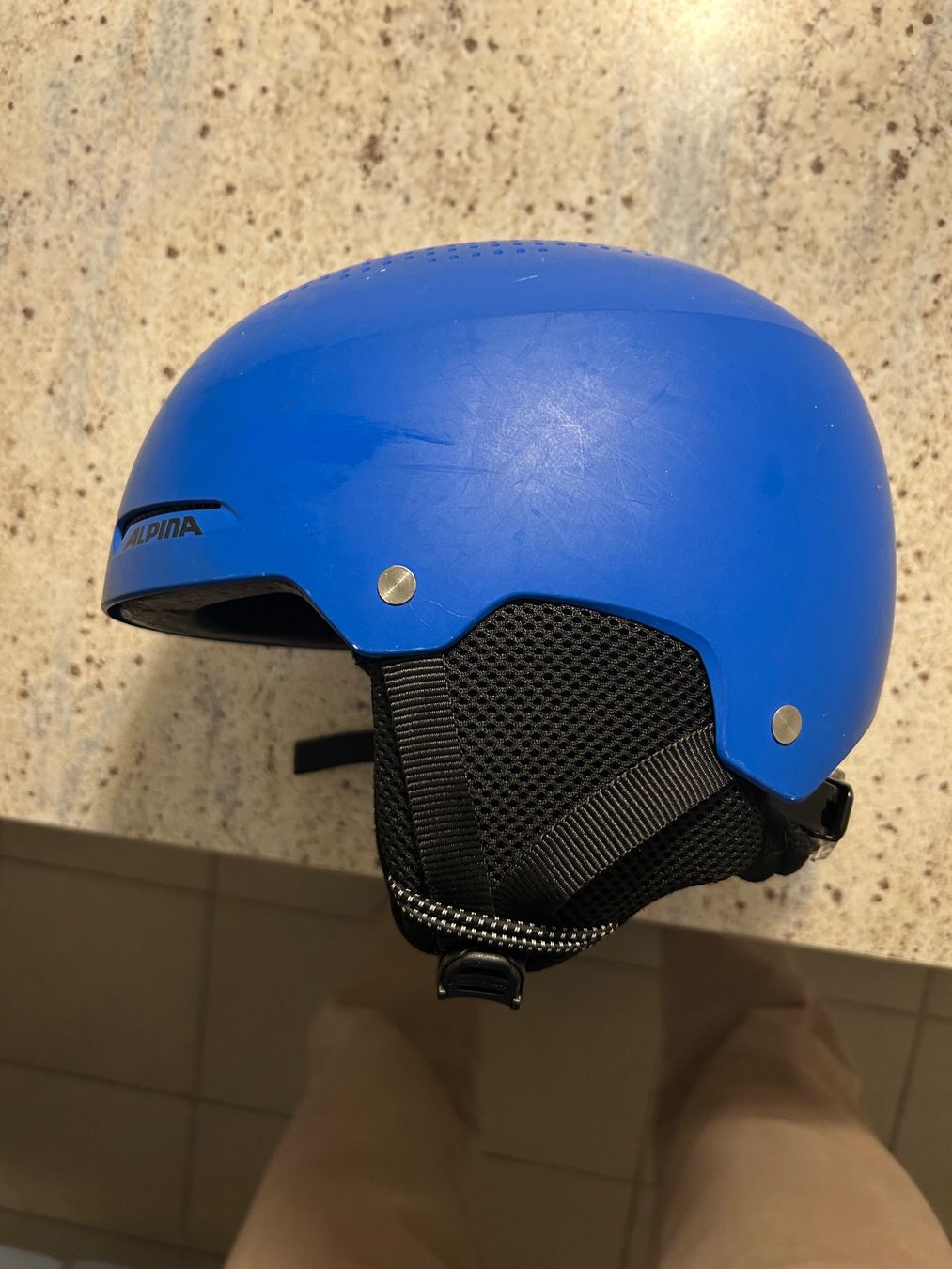 Alpina Caschi: Kinder Ski Helm von Alpina – Usato da Zürich venduto da FrederickSchoeneich