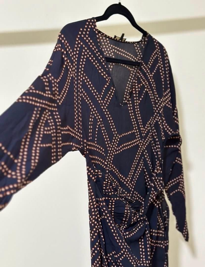 Massimo Dutti Vestiti: Massimmo Dutti midi dress s38 – Usato da Zürich venduto da Curated.Chapters 4
