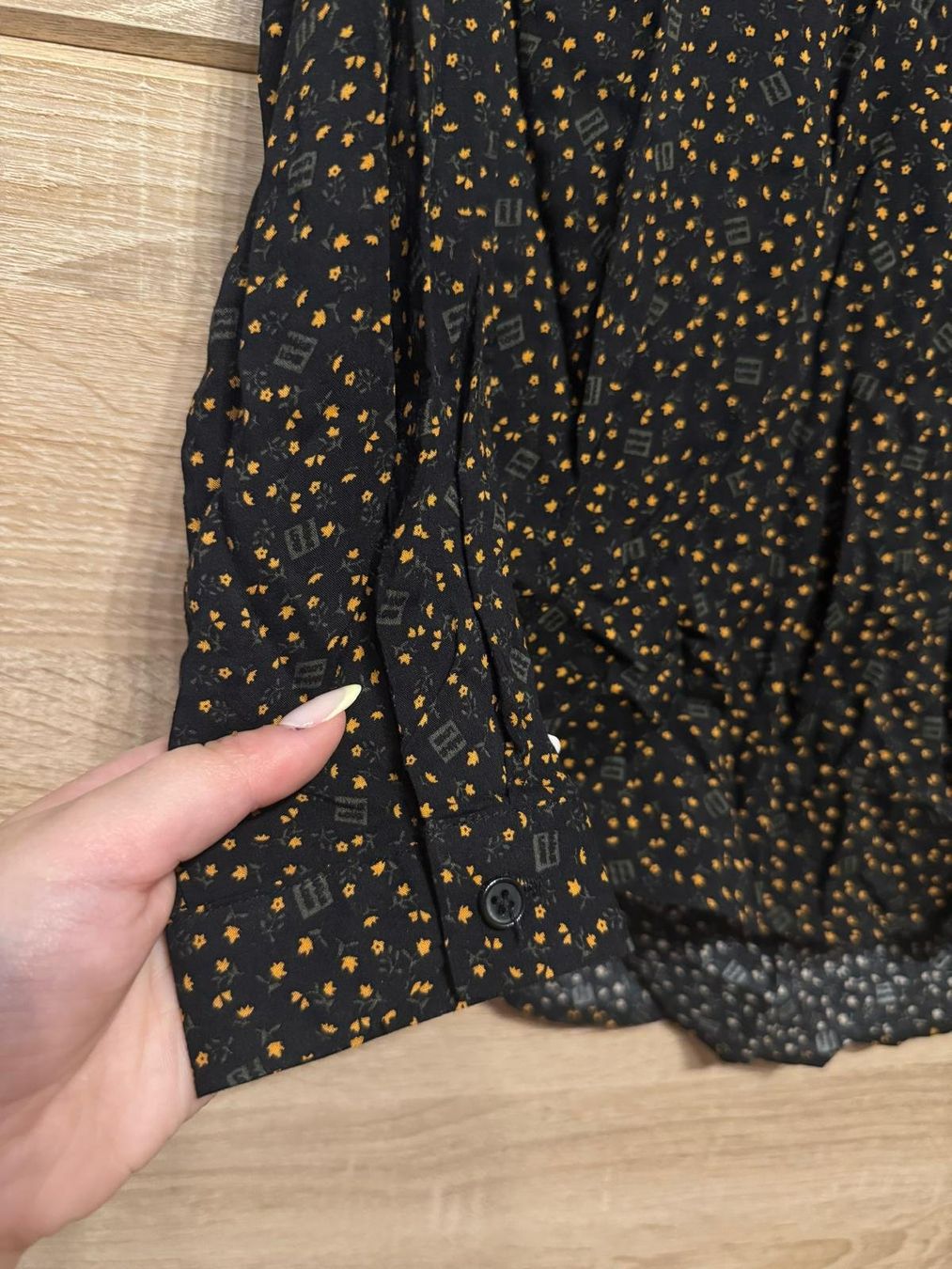 Camicette: Chemise noire à petites fleurs oranges – Usato da Montreux venduto da Iza_81199 3