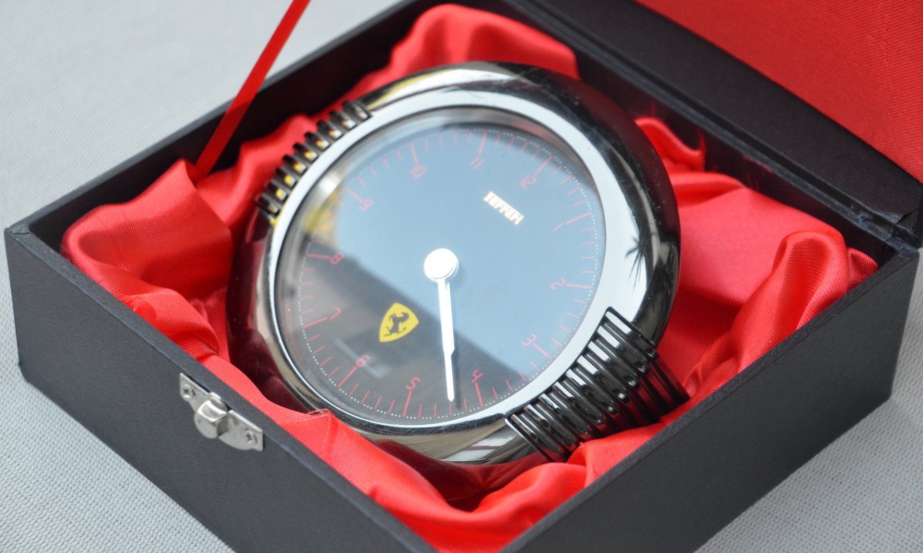 Stand- & Wanduhren: Ferrari Formula 1990's Tischuhr / horloge de table – Gebraucht aus Collonges von Auganien 5