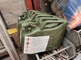 Olivgrüne Kanister 10 Liter für Benzin, Werkstatt 55