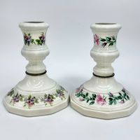 Paire d’anciens bougeoirs en porcelaine de Paris