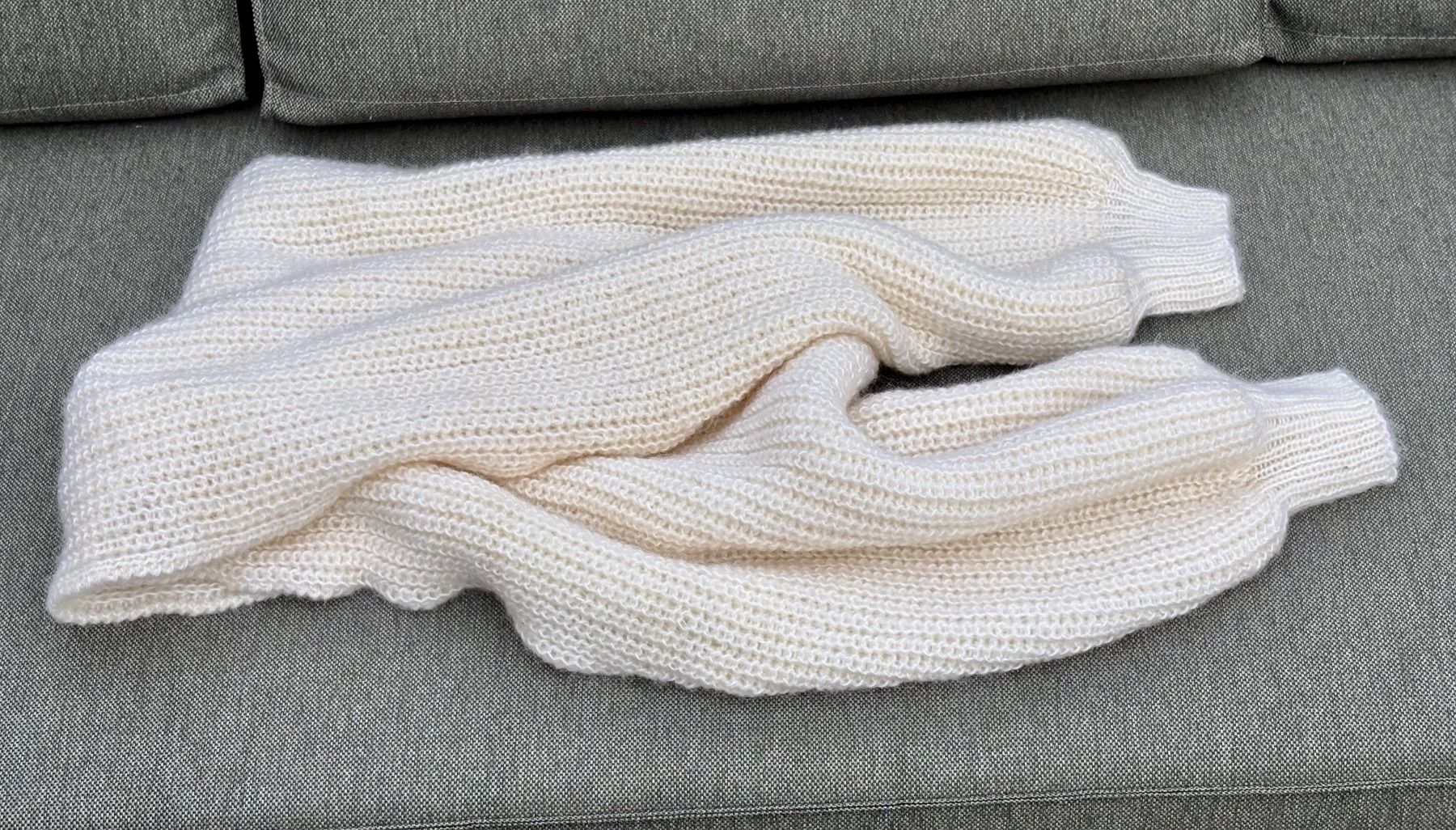 Foulard & Sciarpe: Weisser gestrickter Ärmelschal – Usato da Oberrieden venduto da pet_n2c2 1