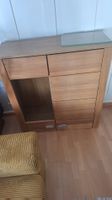 Holzregal mit Glasfront links