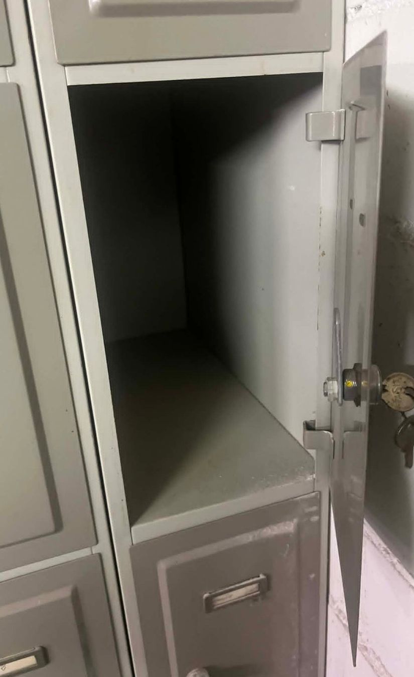Armadi: Schrank Spind 10 Fächer grau Metall gebraucht – Usato da Trüllikon venduto da Power-Andi 1