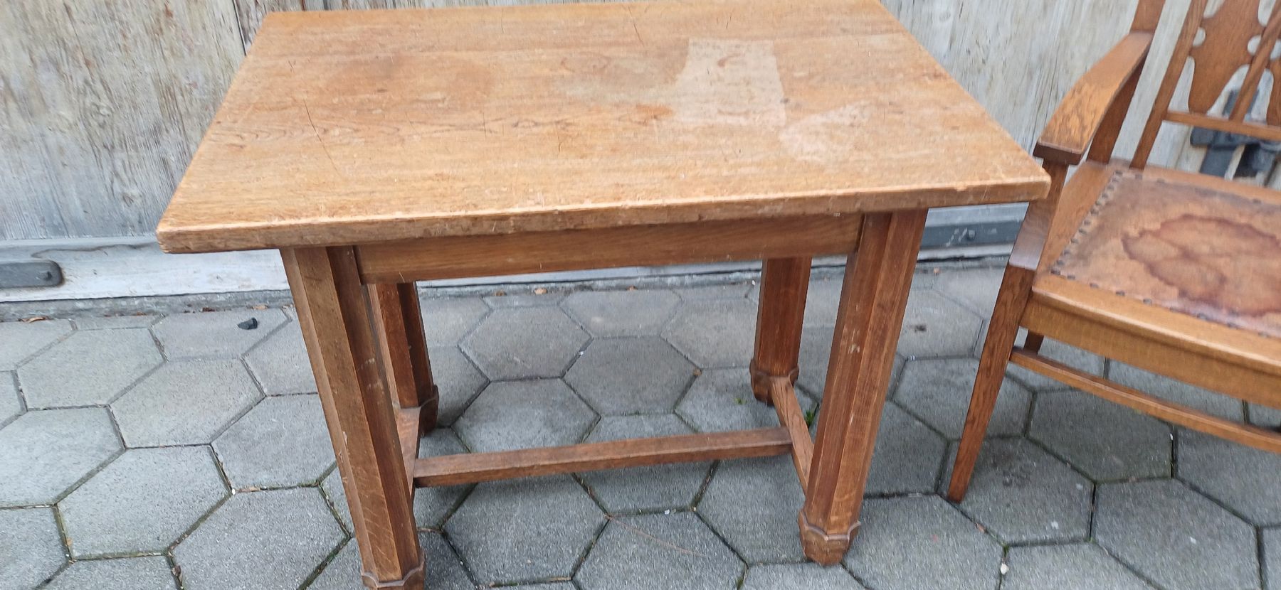 Tische: Antiker Tisch mit Stuhl – Gebraucht aus Flawil von Naphtali 1