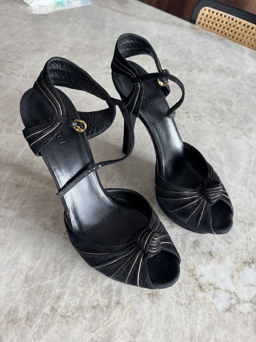Gucci Scarpe da donna: Gucci Black Suede Peep toes – Usato da Lachen SZ venduto da ABEVA