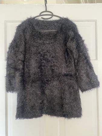 Handgestrickter flauschiger Pulli