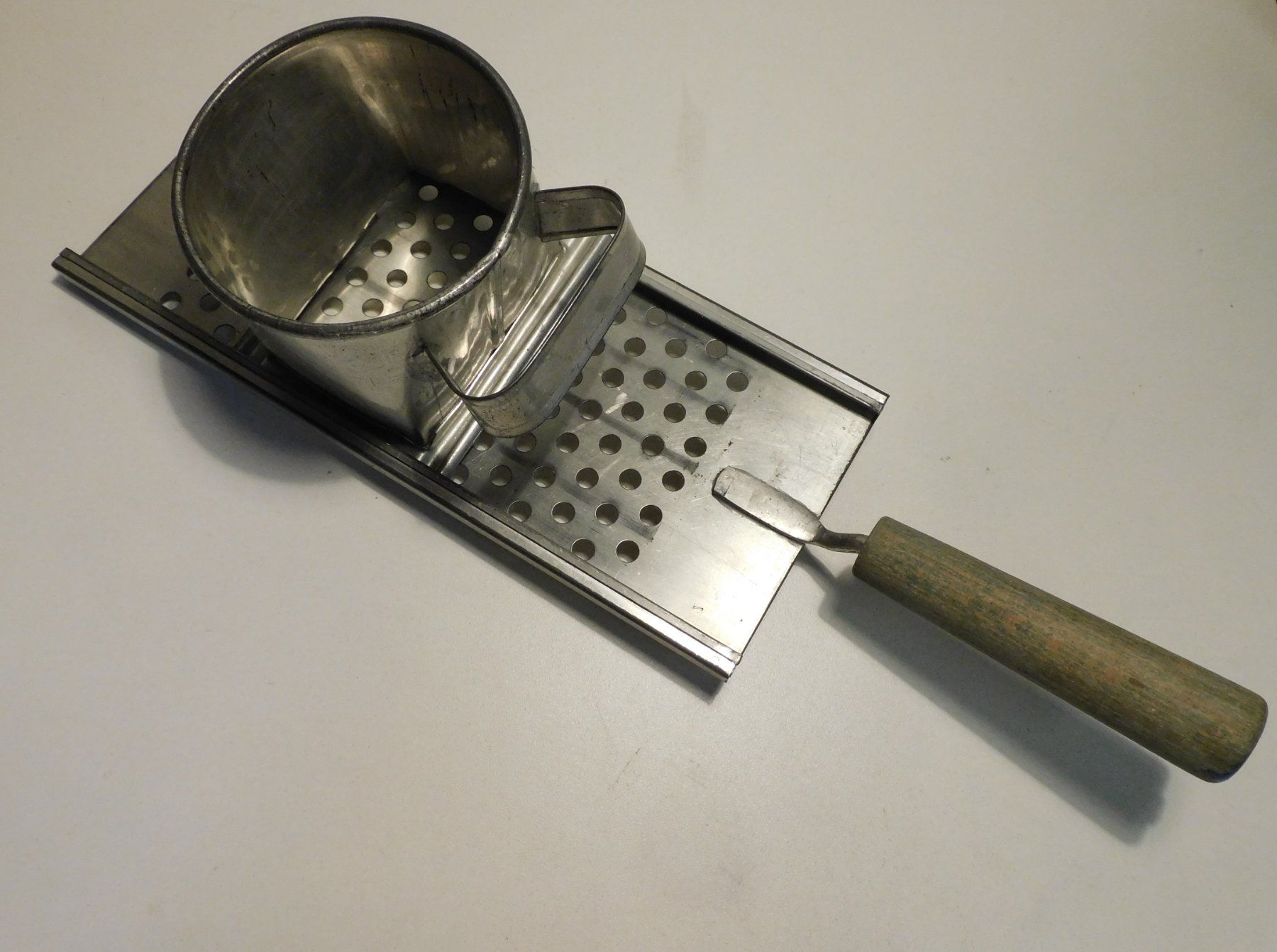 Elettrodomestici da cucina: Röstiraffel alte Raffel mit Holzgriff - Küchenobjekt  Raffel – Usato da Sursee venduto da 76 4