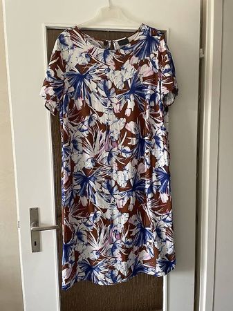 Kleid mit Blumenmuster Grösse 48/50