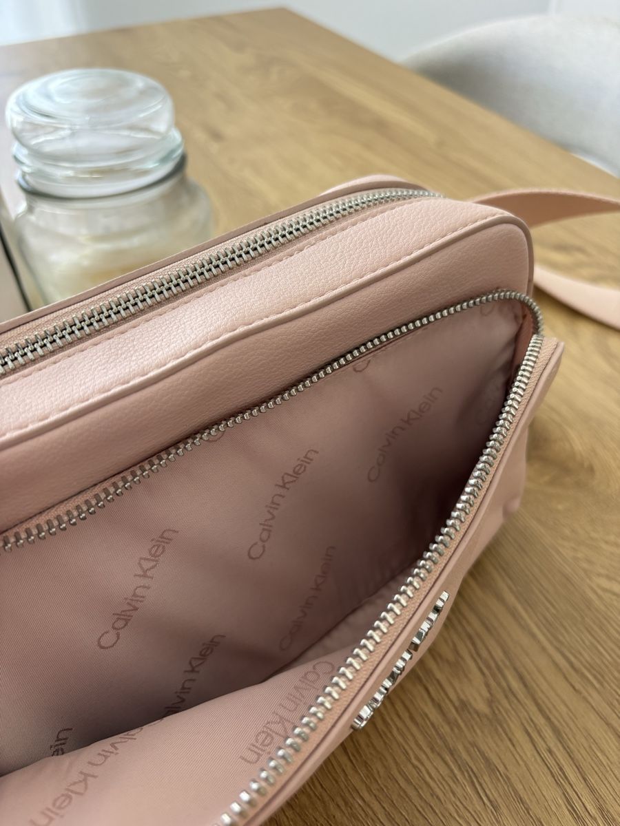 Calvin Klein Borse da donna: Calvin Klein Umhängetasche – Usato da Laufen venduto da Jamii3 2