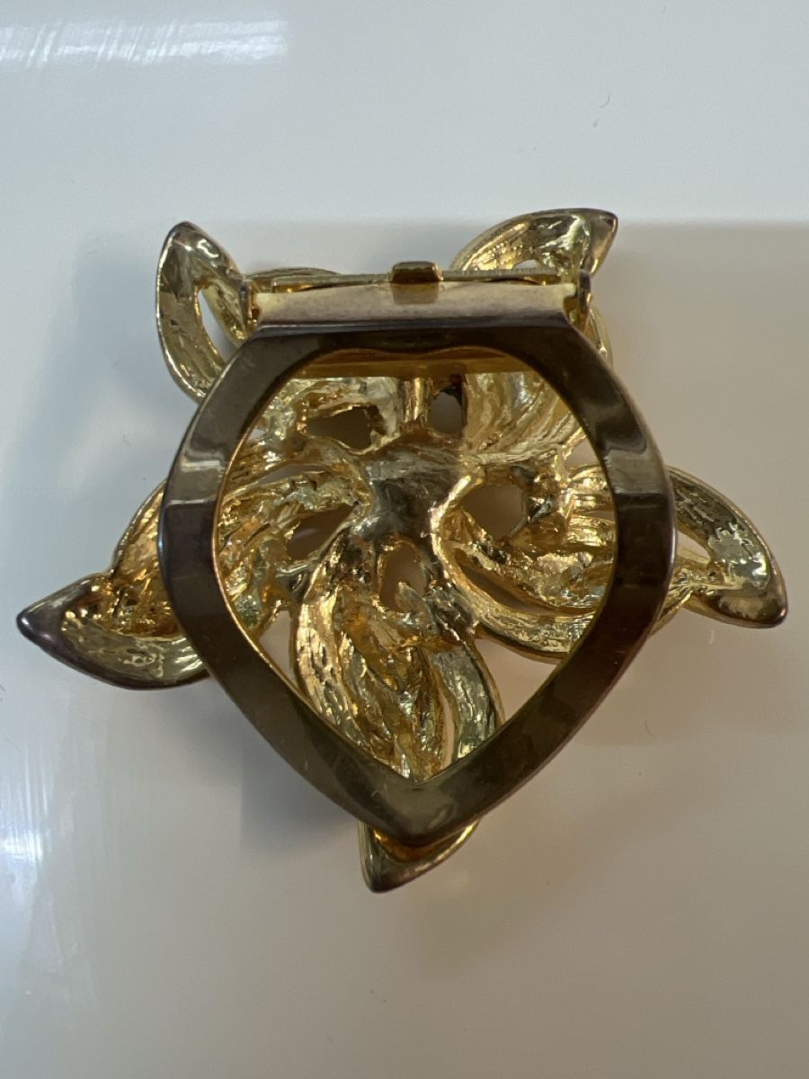 goldener-vintage-schalhalter-tuchhalter-blumen-design-gebraucht-in