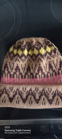 Warme Wintermuetze Strickmuetze mit Muster, Top Zustand!