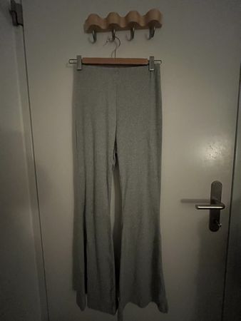Graue Stoffhose mit Schlag, Grösse S
