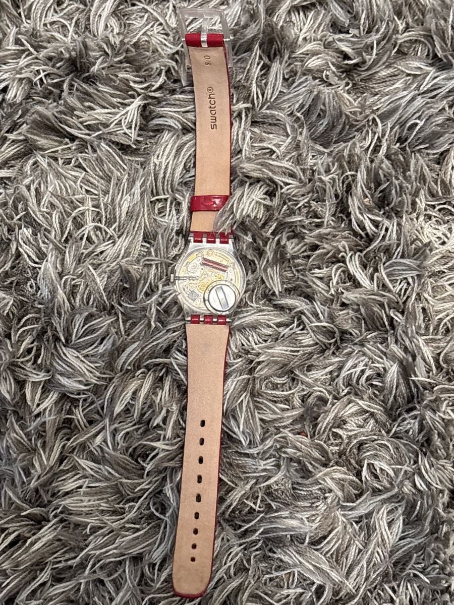 Swatch Orologi: Swatch Damenuhr mit rotem Armband – Difettoso da Therwil venduto da cosugs 2