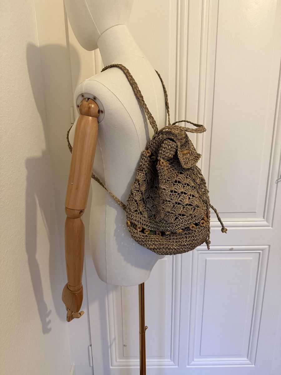 Rucksäcke: Summer Ready: Straw Backpack with Wooden Details! – Gebraucht aus Mies von nic_yk5d