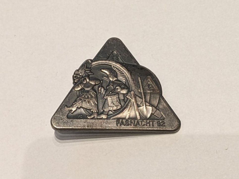 Placchette & Badge: Plakette Fasnacht Basel 1992 Silber – Usato da Liestal venduto da tonic