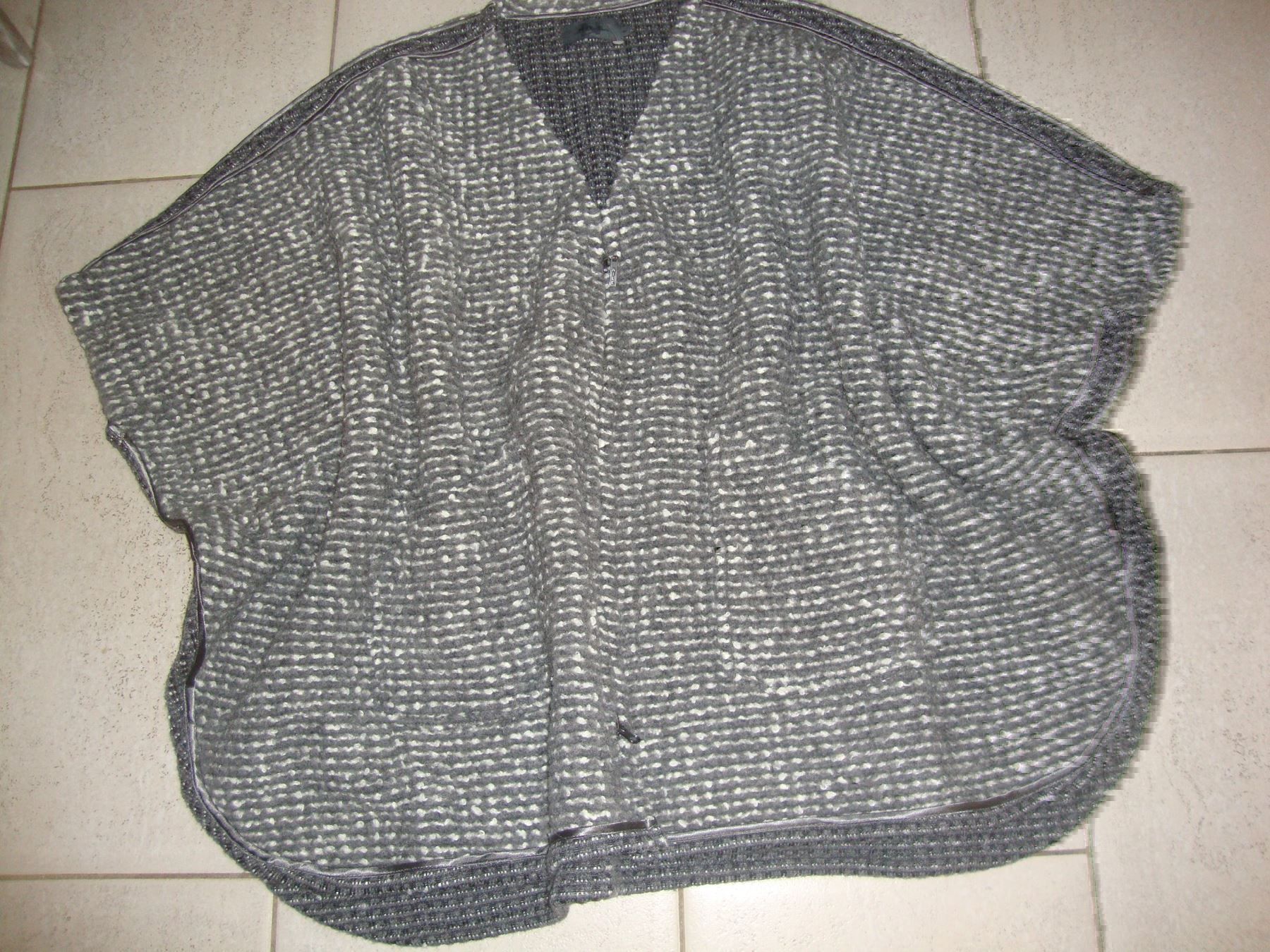 Nile Bolero: NILE PONCHO GR.S **NEU** – Nuovo (secondo la descrizione) da Rotkreuz venduto da Samballi