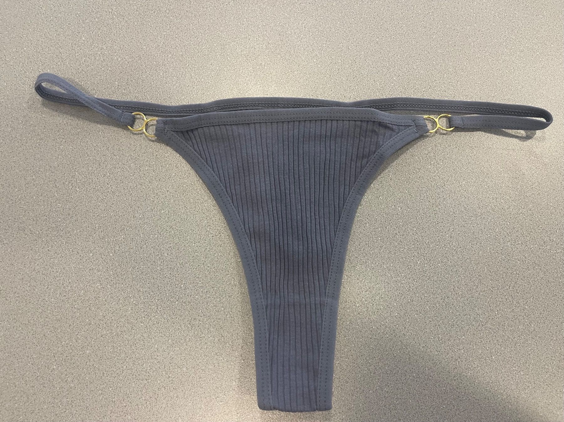 Autres dessous: Neuer String Tanga, Grösse L – Neuf avec emballage d'origine à Wohlen AG par abaci