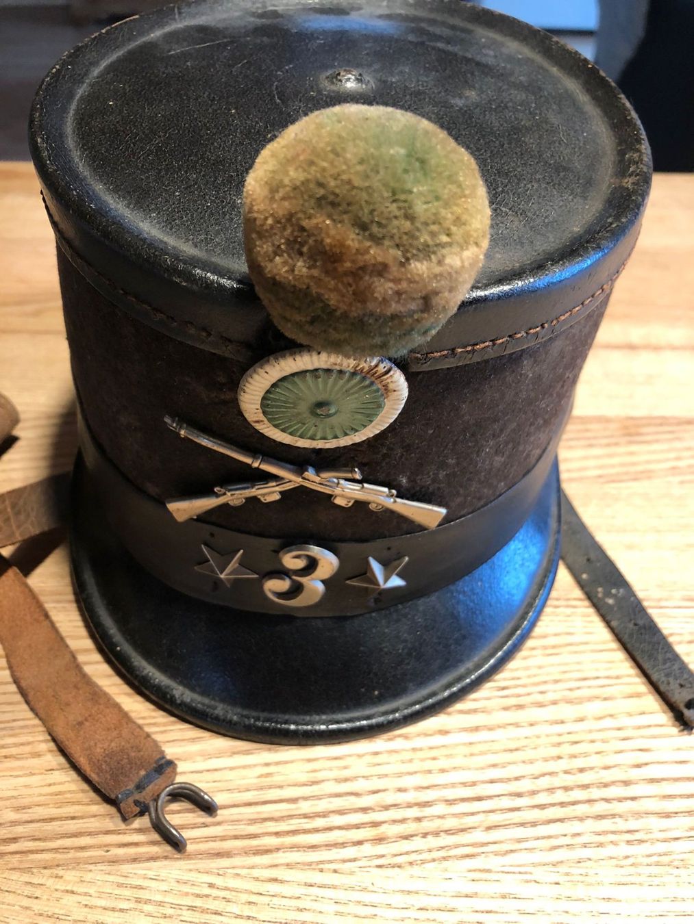 Abiti antichi: Antiker Helm +Leder/Stofftasche – Usato da Röschenz venduto da Tashroal 1