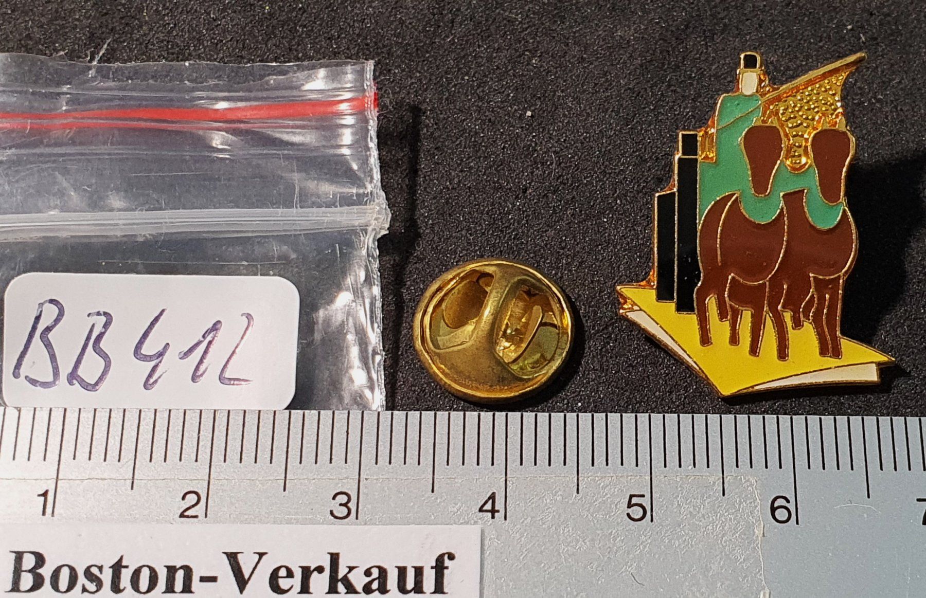 Plaketten & Abzeichen: BB412 - Kunst Pin Pferd Pferde Kutsche Wagengespann – Gebraucht aus Reinach BL von Boston-Verkauf 1